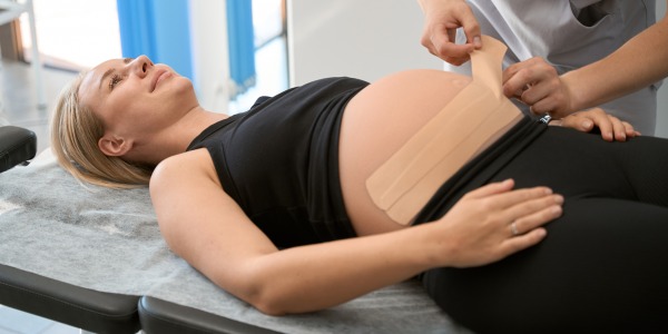 L’art du taping pour soulager les maux de la grossesse